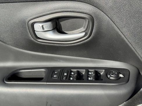 Used 2023 Jeep Renegade Latitude image 24