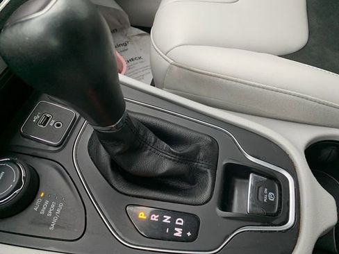 Used 2020 Jeep Cherokee Latitude Plus image 24