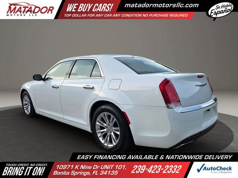 Used 2017 Chrysler 300 C RWD image 7