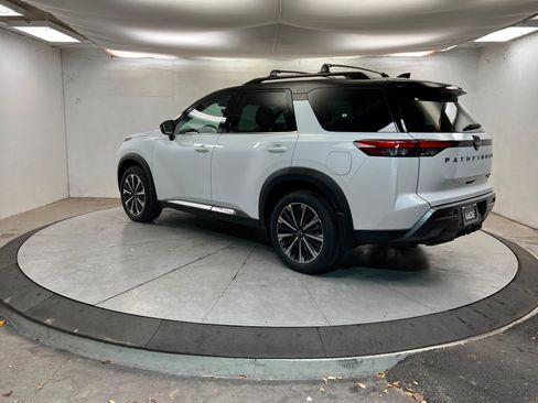 New 2026 Nissan Pathfinder Platinum image 3
