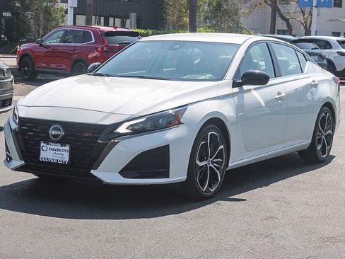 Used 2023 Nissan Altima 2.5 SR FWD image 3