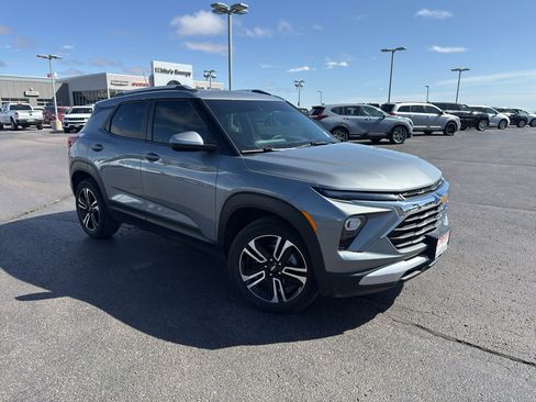 Used 2024 Chevrolet TrailBlazer LT w/ Convenience Package AWD/4WD image 3
