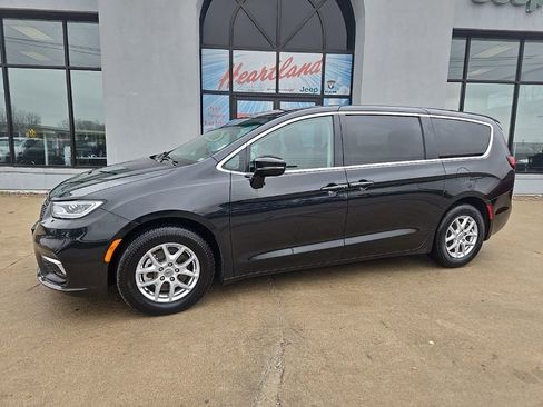 Used 2024 Chrysler Pacifica Touring-L image 4