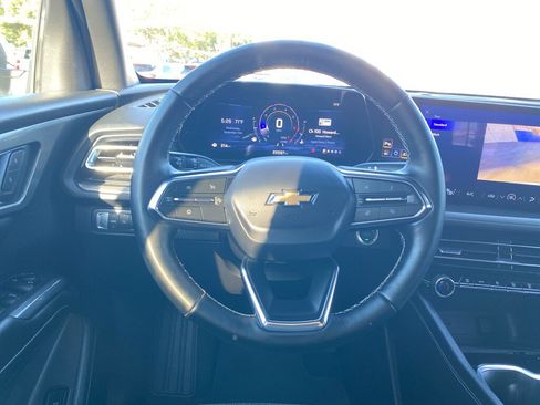 Used 2025 Chevrolet Traverse LT image 4