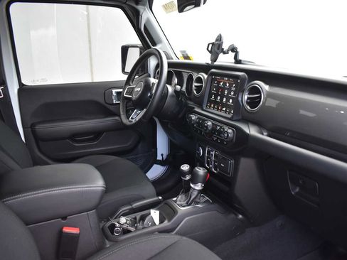 Used 2022 Jeep Wrangler Unlimited Sahara w/ Cold Weather Group AWD/4WD image 9