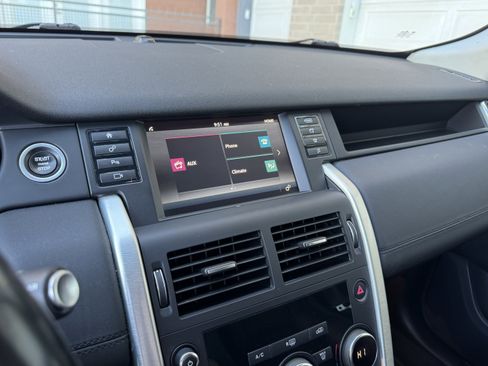 Used 2017 Land Rover Discovery Sport SE image 23