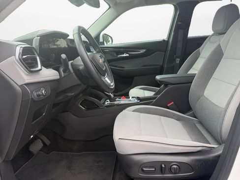 Used 2024 Chevrolet TrailBlazer LT w/ Convenience Package FWD image 11