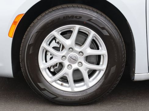 Used 2023 Chrysler Pacifica Touring FWD image 31