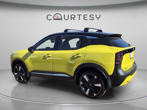 Certified 2025 Nissan Kicks SR FWD image 5