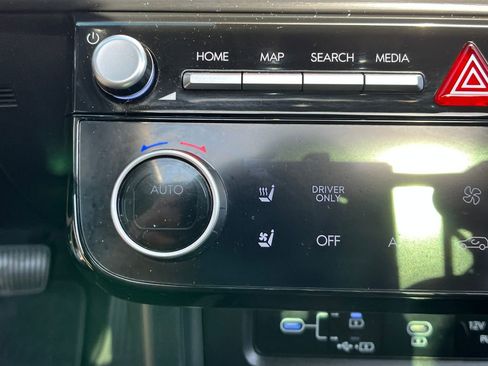 Used 2025 Hyundai Tucson Limited image 30