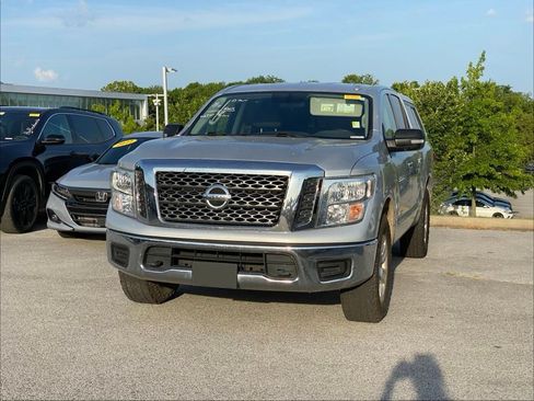 Used 2018 Nissan Titan SV AWD/4WD image 3