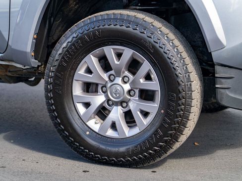 Used 2018 Toyota Tacoma SR5 AWD/4WD image 7