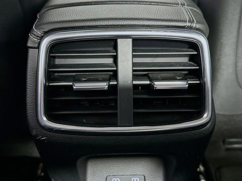 Used 2025 Genesis G70 2.5T image 28