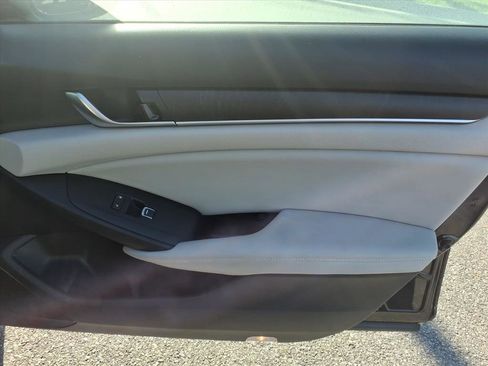 Used 2018 Honda Accord Touring image 16