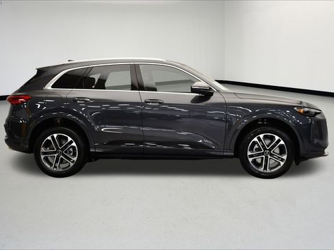 Used 2025 Audi Q5 Premium w/ Convenience Package image 6