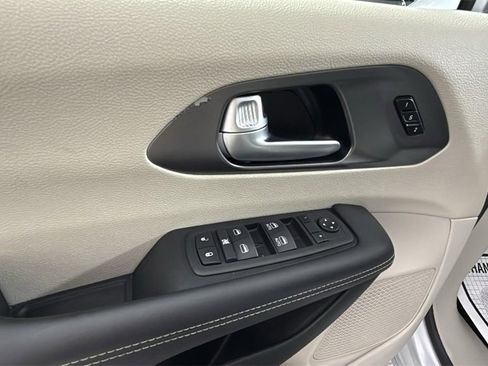 Used 2024 Chrysler Pacifica Select image 30