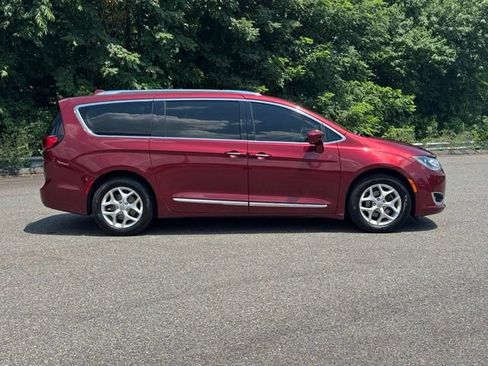 Used 2020 Chrysler Pacifica Touring-L Plus w/ Tire & Wheel Group FWD image 10
