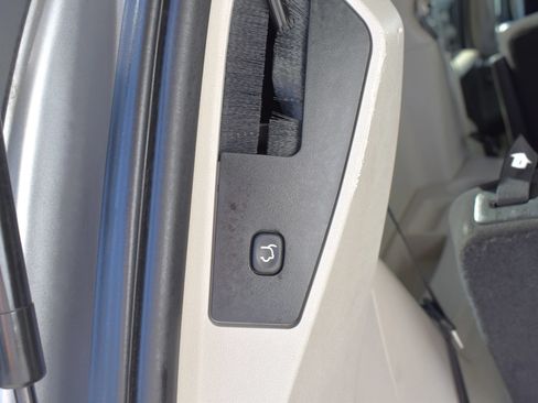 Used 2014 Chrysler Town & Country Touring FWD image 31