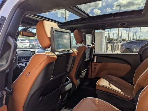 Used 2025 Chrysler Pacifica Pinnacle w/ Trailer Tow Group image 21