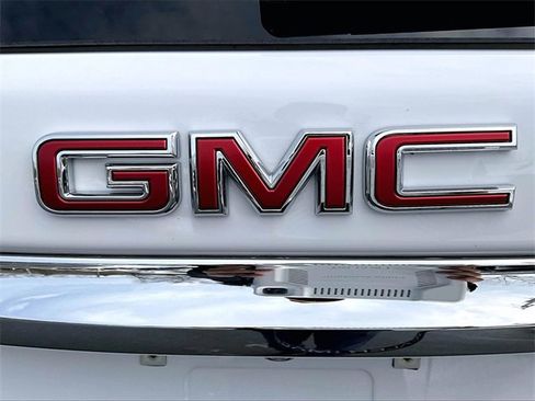 Used 2023 GMC Terrain SLE w/ Driver Convenience Package image 8