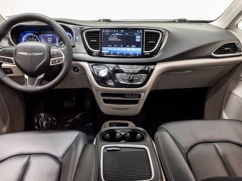 Used 2024 Chrysler Pacifica Touring-L FWD image 31