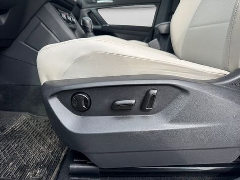 Used 2020 Volkswagen Tiguan SE w/ Panoramic Sunroof Package image 26