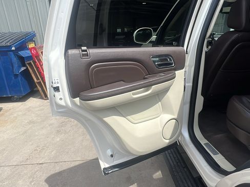 Used 2011 Cadillac Escalade Platinum AWD/4WD image 15