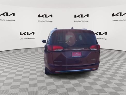 Used 2020 Chrysler Pacifica Limited image 7