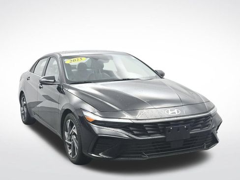 Used 2025 Hyundai Elantra Limited FWD image 3