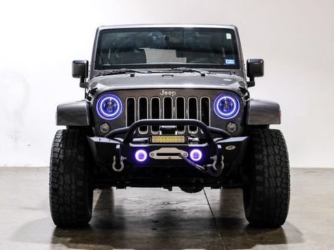 Used 2016 Jeep Wrangler Unlimited Sahara w/ Dual Top Group AWD/4WD image 9