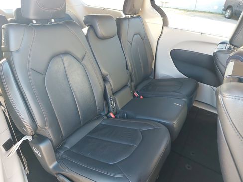 Used 2019 Chrysler Pacifica Touring-L Plus w/ Advanced Safetytec Group image 11