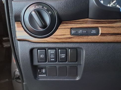 Used 2017 Nissan Titan SL image 16