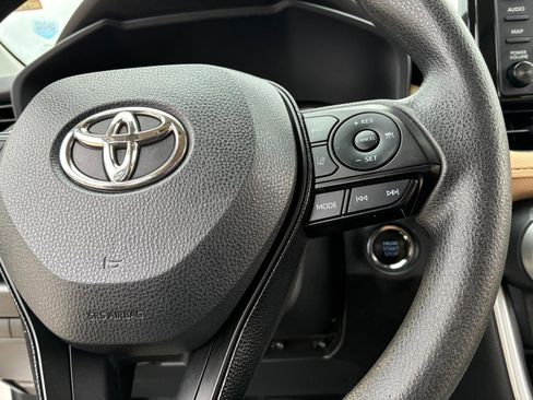 Used 2021 Toyota RAV4 XLE w/ Convenience Package FWD image 25