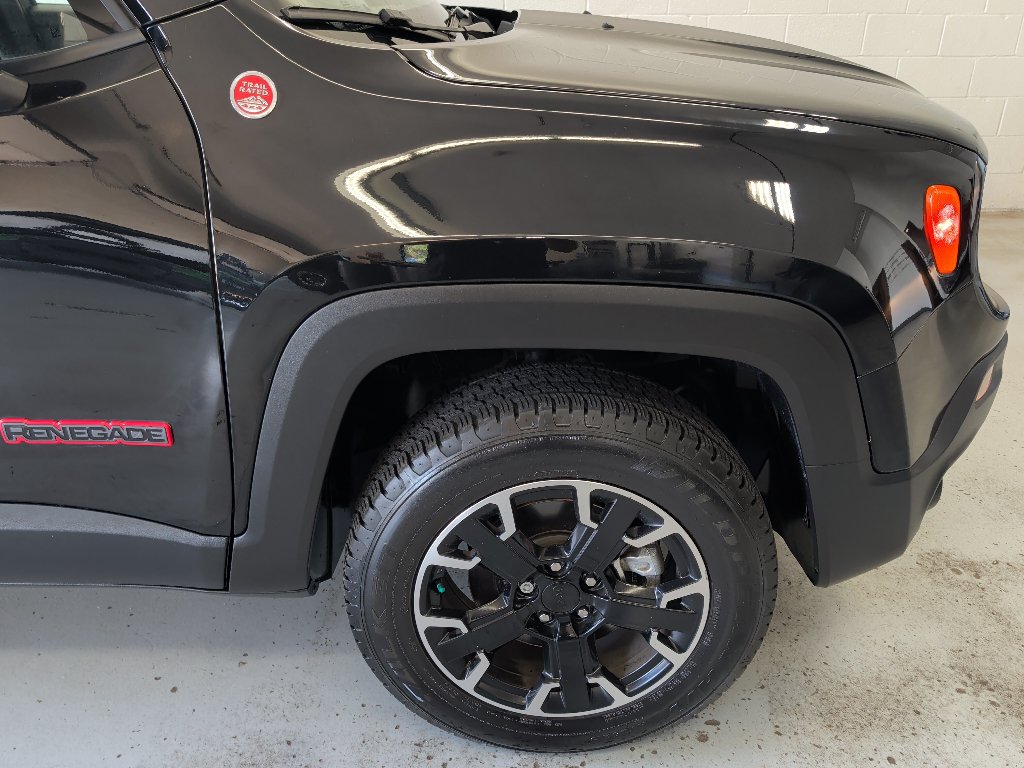 Used 2023 Jeep Renegade Trailhawk AWD/4WD image 3