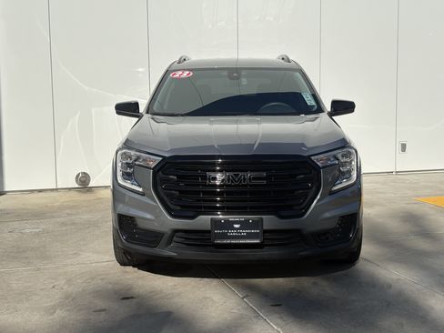 Used 2023 GMC Terrain SLE w/ Driver Convenience Package image 3