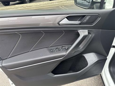 Used 2022 Volkswagen Tiguan SE image 16