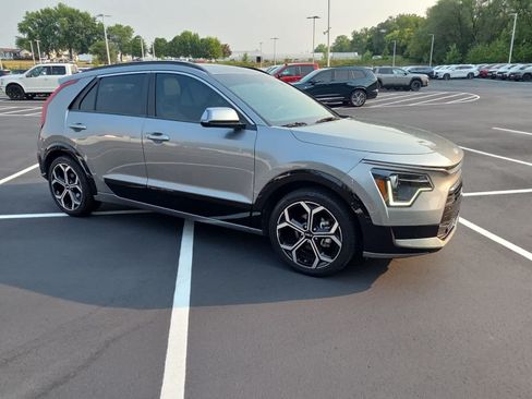 Used 2023 Kia Niro EX Touring FWD image 2
