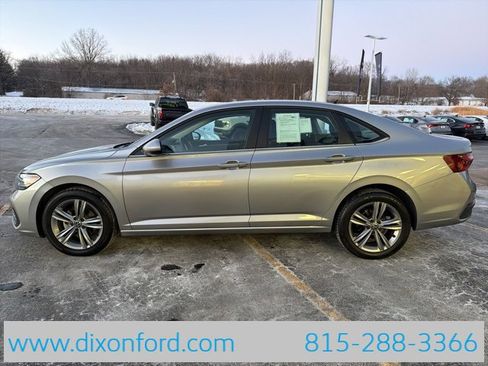 Used 2024 Volkswagen Jetta SE image 4