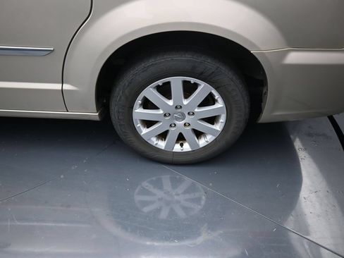 Used 2014 Chrysler Town & Country Touring FWD image 13