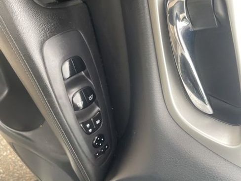 Used 2019 Nissan Pathfinder SV AWD/4WD image 19