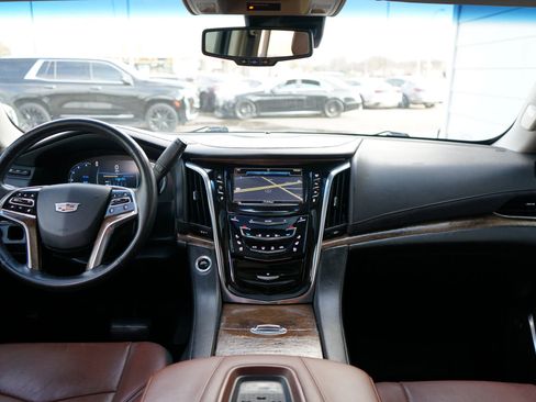 Used 2016 Cadillac Escalade Luxury image 38