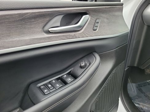 Used 2024 Jeep Grand Cherokee Limited image 18