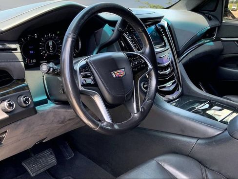 Used 2018 Cadillac Escalade Platinum AWD/4WD image 16