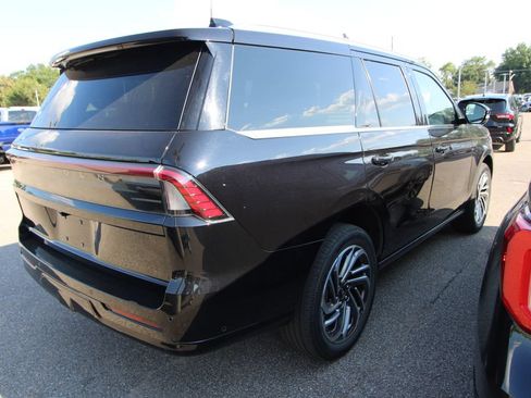 Used 2025 Lincoln Navigator Reserve AWD/4WD image 9