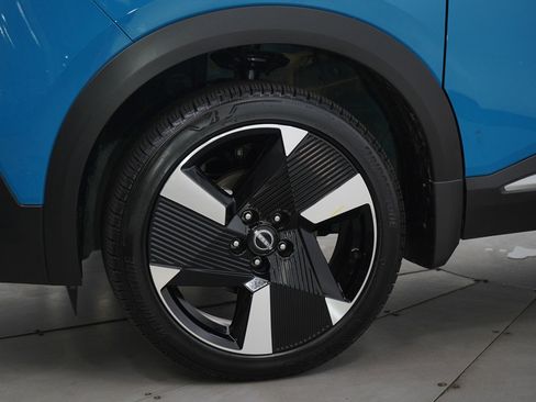 Used 2025 Nissan Kicks SR image 27