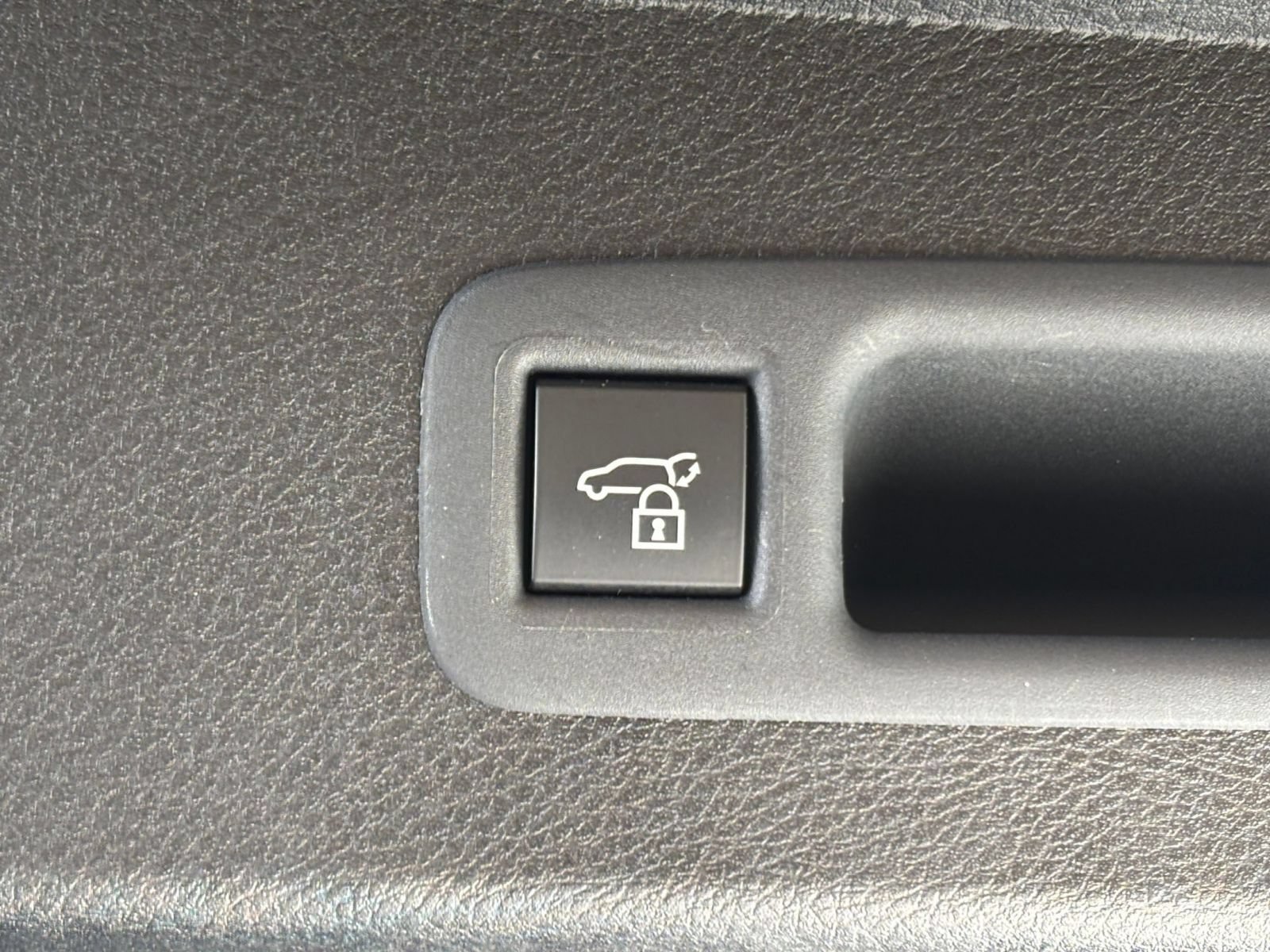 Used 2025 Toyota Sienna XLE FWD image 22