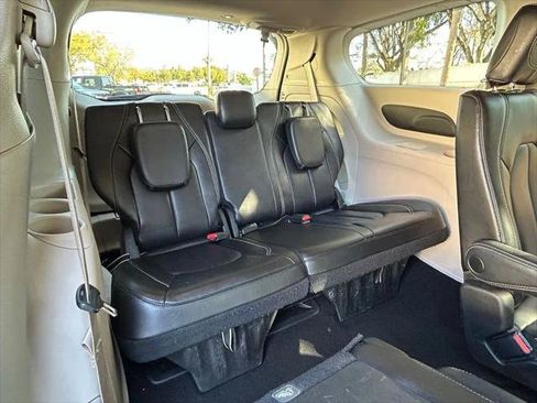 Certified 2023 Chrysler Pacifica Touring-L FWD image 36
