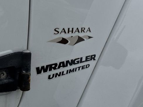 Used 2016 Jeep Wrangler Unlimited Sahara w/ Connectivity Group AWD/4WD image 29