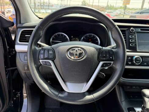 Used 2019 Toyota Highlander SE image 18