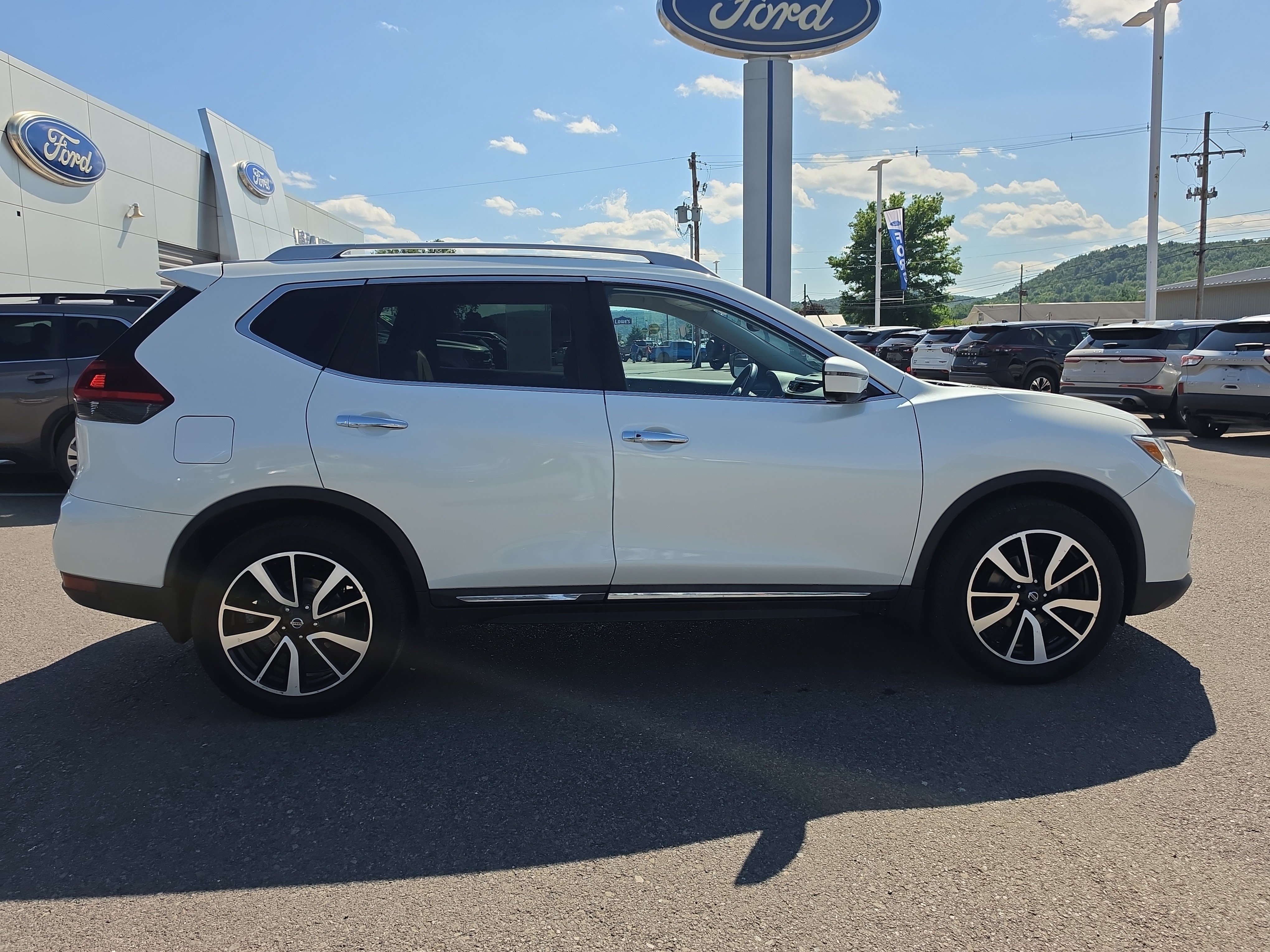 Used 2019 Nissan Rogue SL AWD/4WD image 2